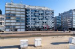 Op het rustige stuk van de zeedijk, kortbij de uitnodigende surfclub, bevindt zich deze vernieuwde studio MET FRONTAAL ZEEZICHT. Indeling: woonkamer met slaapgelegenheid voor 3 personen, nieuwe keukenhoek, inkomhall met toilet en vernieuwde badkamer met douche.
In de kelderverdieping bevindt zich de gemeenschappelijke fietsenberging (ingang via de achterzijde zeedijk). Onmiddellijk beschikbaar; bij de vermelde huurprijs komen er géén bijkomende kosten voor het gebouw/syndic. (24/041)